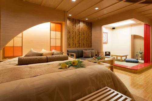 冈山ホテルウォーターゲート岡山的一间带大床的卧室和一间客厅