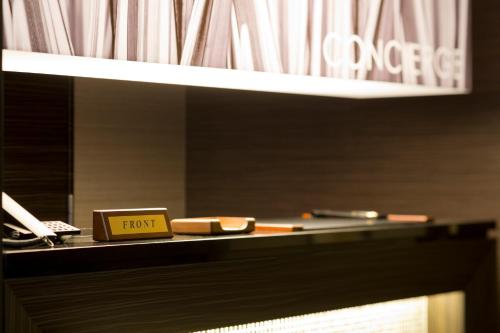 冈山ホテルウォーターゲート岡山的一张桌子,上面有水果的标语