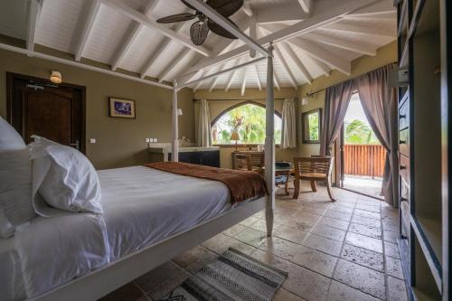 圣马丁岛La Villa Hibiscus, Saint Martin的一间卧室设有一张床和一间用餐室