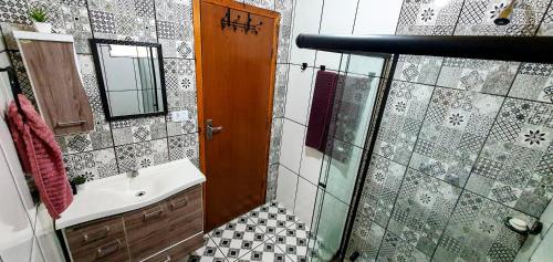 贡萨尔维斯A CASA AMALELA的一间带水槽和玻璃淋浴的浴室