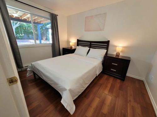 考特尼Valleyview的卧室设有一张白色大床和一扇窗户。