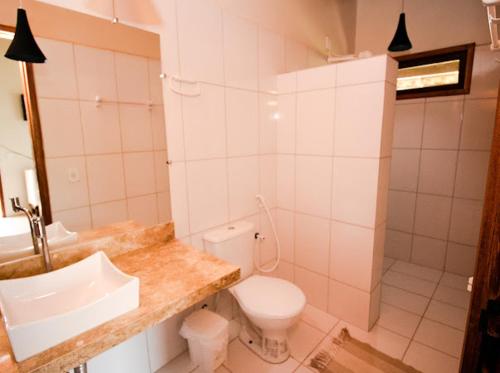 巴拉格兰德Paraiso da Barra的白色的浴室设有水槽和卫生间。