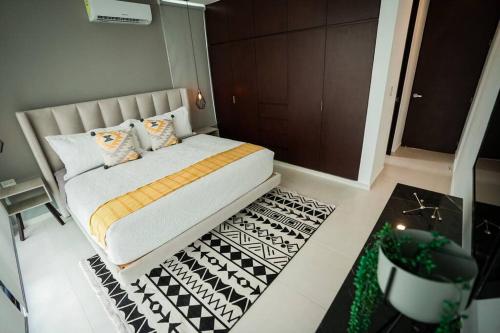 梅里达Saria 7C Temozón的一间小卧室,配有床和地毯