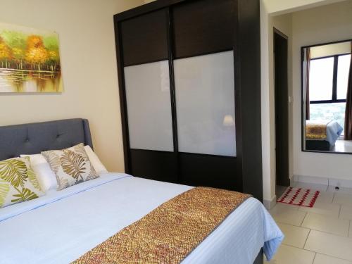 史里肯邦安Astetica Residences @ Seri Kembangan的一间卧室设有一张床和一个大窗户