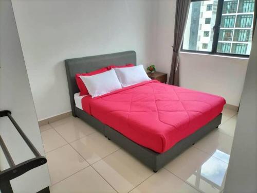 Bandar PenawarCikgukay Desaru Homestay Apartment With Pool View WiFi & Netflix的一张带红色毯子的床,位于一个窗户的房间