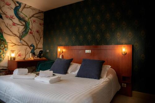 阿姆博斯洛奇酒店的一间卧室配有一张带蓝色枕头的大床