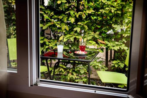 阿姆博斯洛奇酒店的一张桌子,上面放着两杯眼镜,窗户上放着一杯饮料