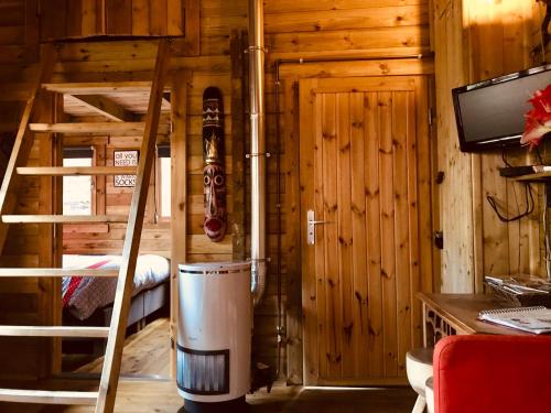 巴特纽维斯Tiny House Andersom Anders的小屋内带双层床和书桌的房间