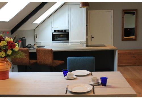 SpanbroekBNBSpanbroek的厨房配有一张桌子和两个盘子