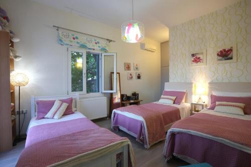 瓦里Vacation house with stunning view - Vari Syros的紫白色客房的两张床