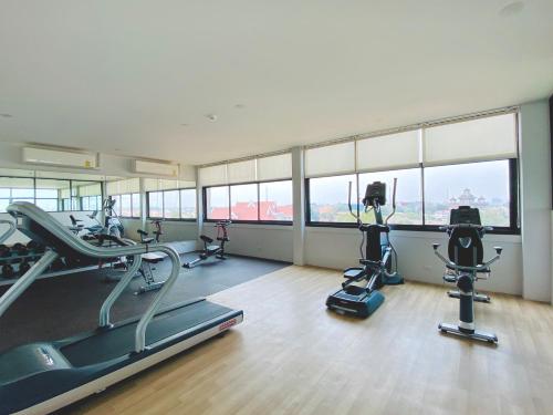 万象Urbanite Hotel的一个带跑步机和椭圆机的健身房,位于带窗户的房间内