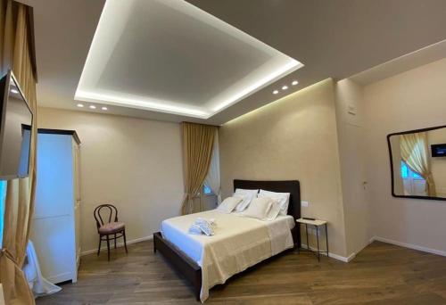 维耶斯泰Dimora Estlevante的一间酒店客房,配有一张床和一台电视