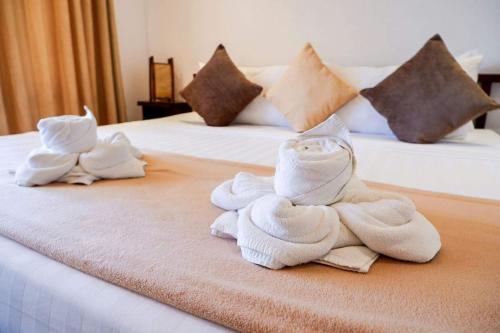 爱妮岛El Nido Moringa Resort的两套床上的毛巾