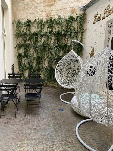 巴黎巴黎泡沫酒店的配有桌椅的房间和植物墙
