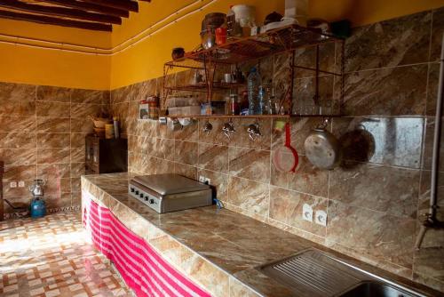 Aït BoukhaMaison etoile du desert的厨房配有带烤面包机的台面