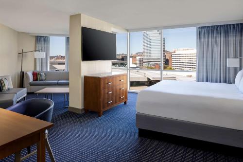 巴尔的摩巴尔的摩凯悦酒店的酒店客房设有一张床和一个大窗户