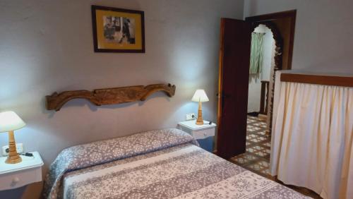 BenalauríaCasa El Olivo by CasaTuristica的酒店客房,设有床铺和2个床头柜