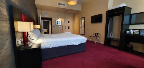 坎伯恩约翰弗朗西斯巴塞特韦瑟斯彭酒店的酒店客房设有一张大床和一台电视机。