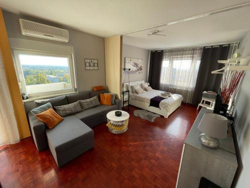 萨格勒布Apartments High的客厅配有沙发和1张床