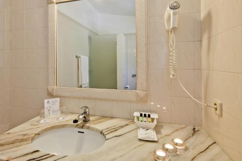 拉戈斯马尔阿祖尔别墅酒店的一间带水槽和镜子的浴室