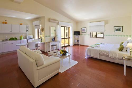 拉戈斯马尔阿祖尔别墅酒店的一个带床和厨房的大客厅