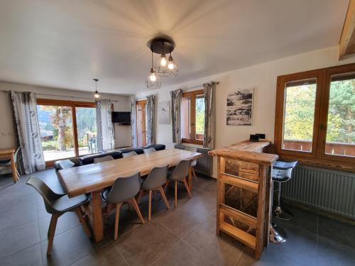 沙泰勒Chalet le Petit Ramoneur的用餐室配有大型木桌和椅子