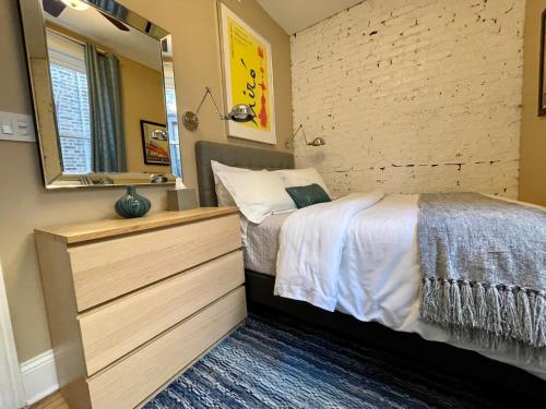 芝加哥2F Chicago's Little Italy near West Loop & Downtown的一间卧室配有一张床和镜子