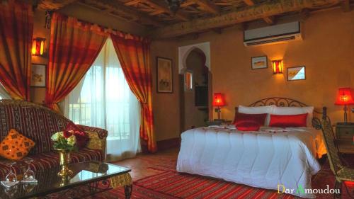 瓦尔扎扎特达尔阿莫多旅馆的一间卧室配有一张床和一张沙发