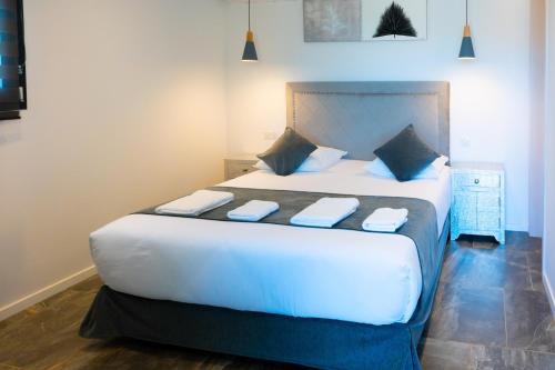 卡伦扎纳A CASA DI JO的卧室配有带蓝色枕头的大型白色床