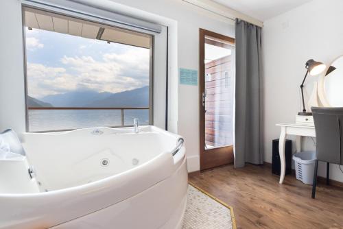 法伦湖西布里克海滩酒店的带浴缸的浴室和大窗户