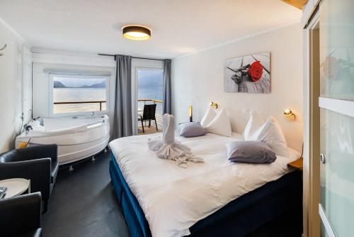 法伦湖西布里克海滩酒店的一间卧室设有一张大床和一个浴缸