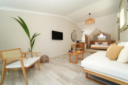 费特希耶Ansira Suites的一间带白色沙发的客厅和一间卧室