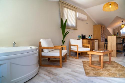 费特希耶Ansira Suites的一间带卫生间、椅子和桌子的浴室