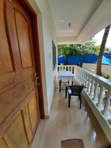 阿贡达Santana Guest House的走廊设有木门和楼梯及桌子