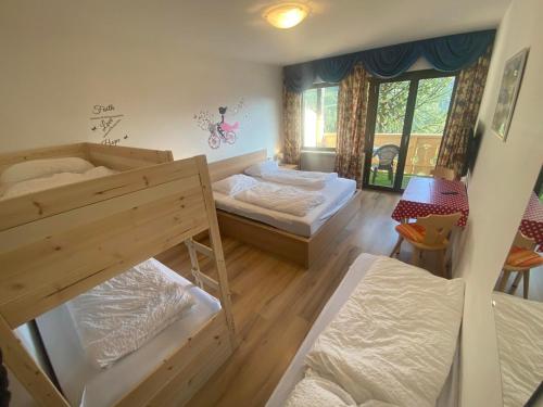 里菲亚诺Laimerhof的客房设有两张双层床和一张桌子。