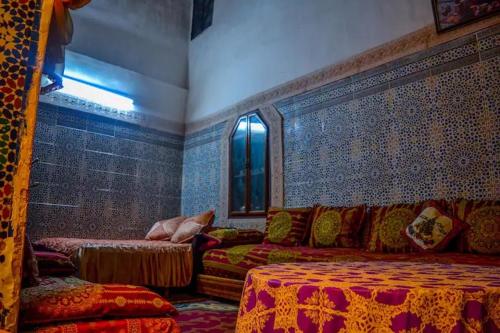 非斯Riad Rajy的带沙发和窗户的客厅
