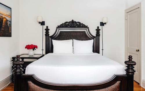 阿什维尔Princess Anne Boutique Hotel & Breakfast的卧室配有黑白床和白色床单