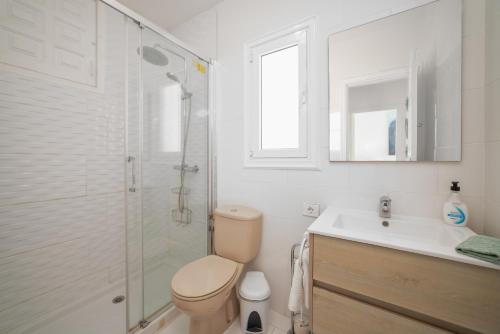 美洲海滩Casa Julia的带淋浴、卫生间和盥洗盆的浴室