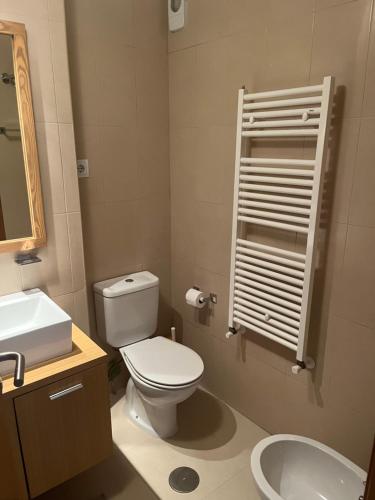 穆尔西亚La Casa Rosita, Hacienda Riquelme Golf Resort Sucina的浴室配有白色卫生间和盥洗盆。