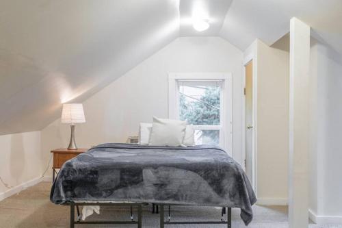西雅图Large funky 2 or 3 bedroom unit in prime location的白色的卧室设有床和窗户