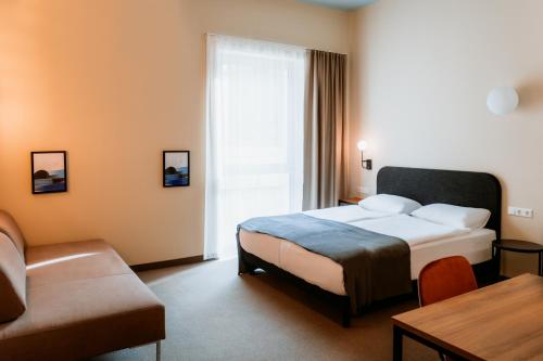 多特蒙德Moods Hotel Dortmund的酒店客房,配有床和沙发