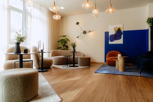 多特蒙德Moods Hotel Dortmund的客厅配有家具和蓝色的墙壁