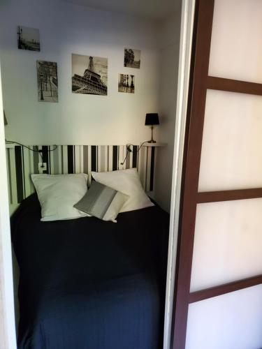 安格勒Agréable appartement-Résidence Le Panoramic的一间卧室配有一张带蓝色毯子的床