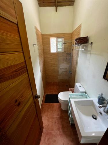 哈拉瓦科阿Hacienda Claro de Luna 3 Bedrooms的一间带卫生间和水槽的浴室