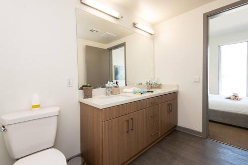 格伦代尔Centrally Located Apartments with Free parking的一间带卫生间、水槽和镜子的浴室