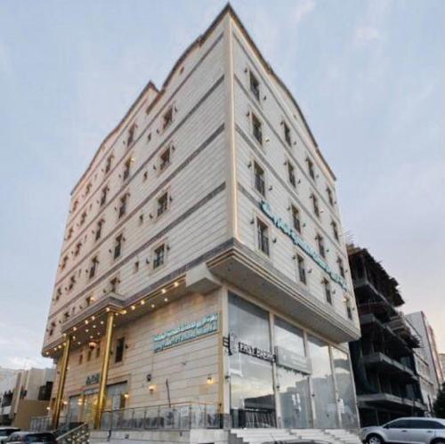 吉达فندق زهرة الربيع zahrat alrabie Hotel的一条城市街道上的白色大建筑