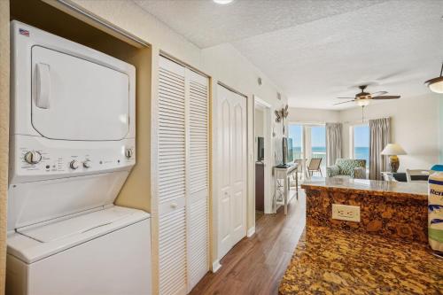 圣徒皮特海滩Sunset Vistas 501W的一间设有厨房和客厅的客房