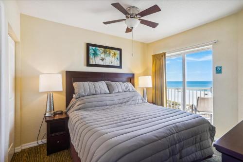 圣徒皮特海滩Sunset Vistas 501W的一间卧室设有一张床,享有海景
