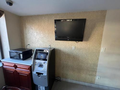 布鲁克林大西洋汽车旅馆的一间有墨水的房间和墙上的电视