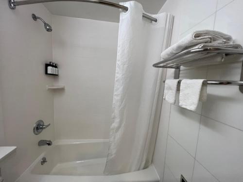 布鲁克林大西洋汽车旅馆的带淋浴和浴缸的白色浴室